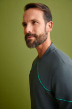 Casaca Sanitaria Cuello V Rib Hombre Regular Fit - Imagen 2